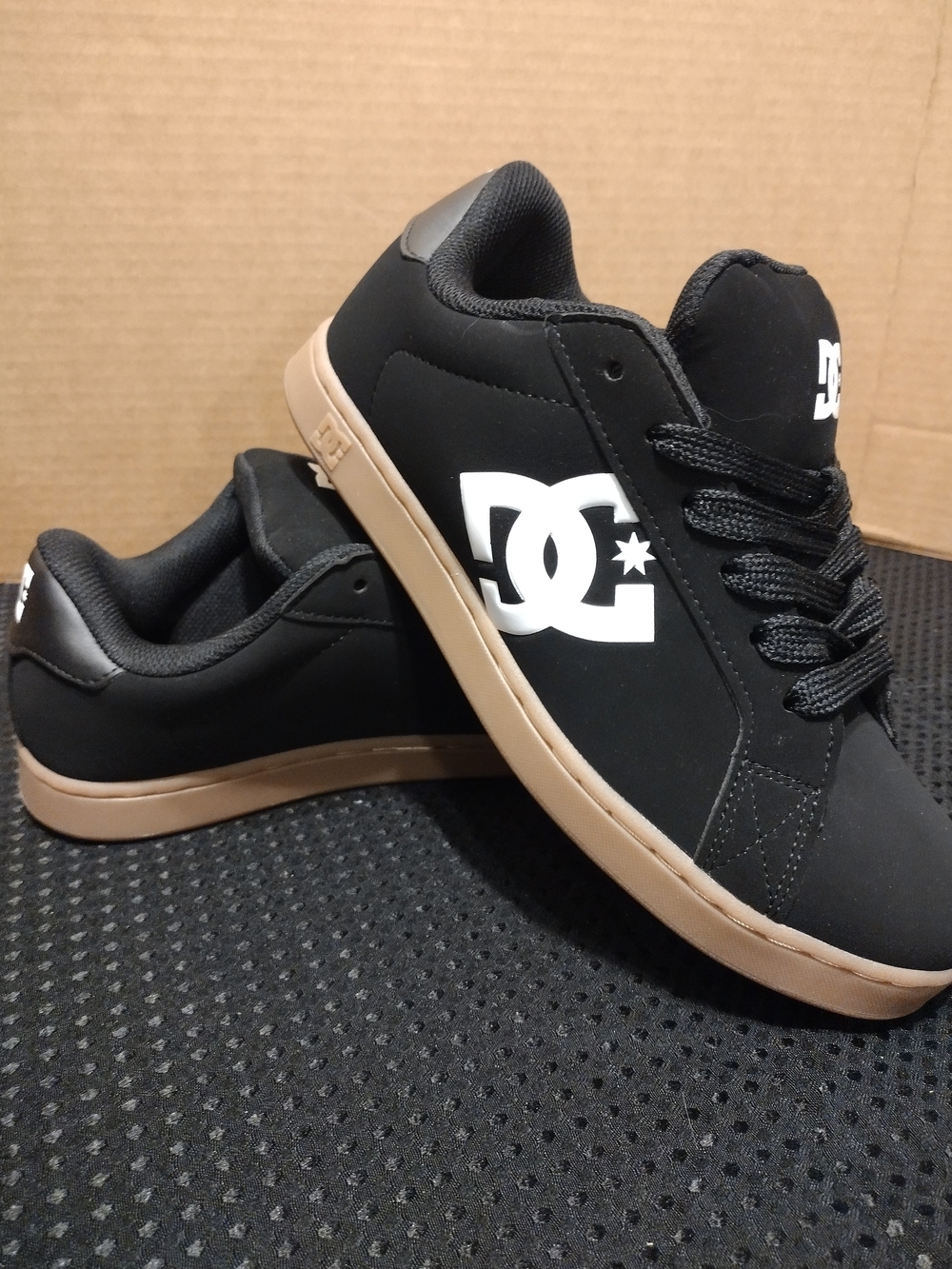 DC Mens Black & Tan Skate Sneakers Size 9.5